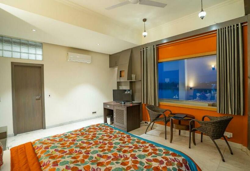 בית מלון כפרי Narmade River View Resort