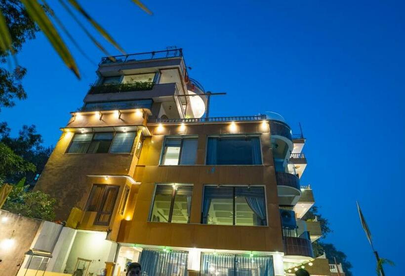 בית מלון כפרי Narmade River View Resort