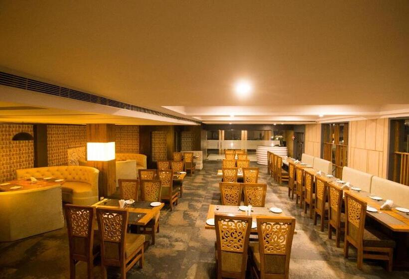 فندق The River Front Resort