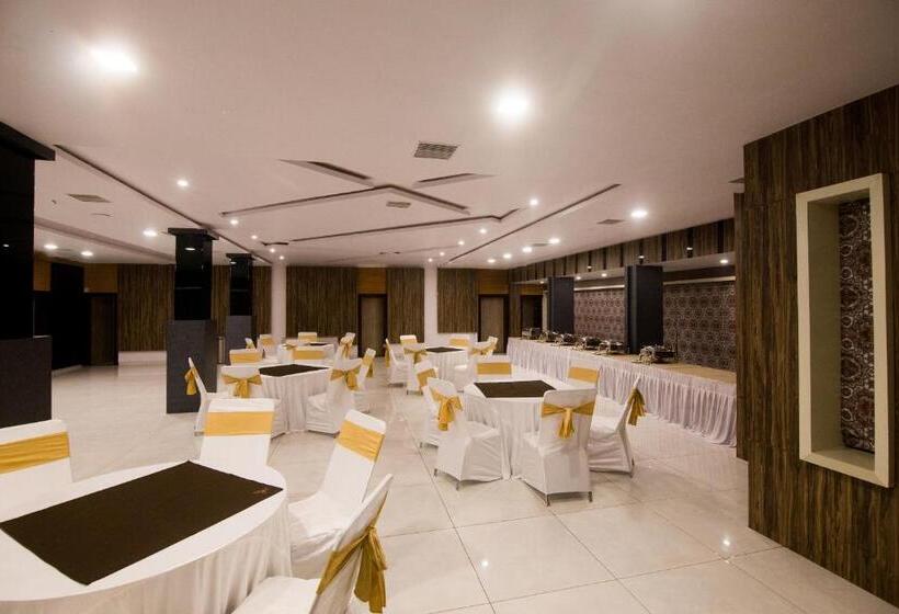 فندق The River Front Resort