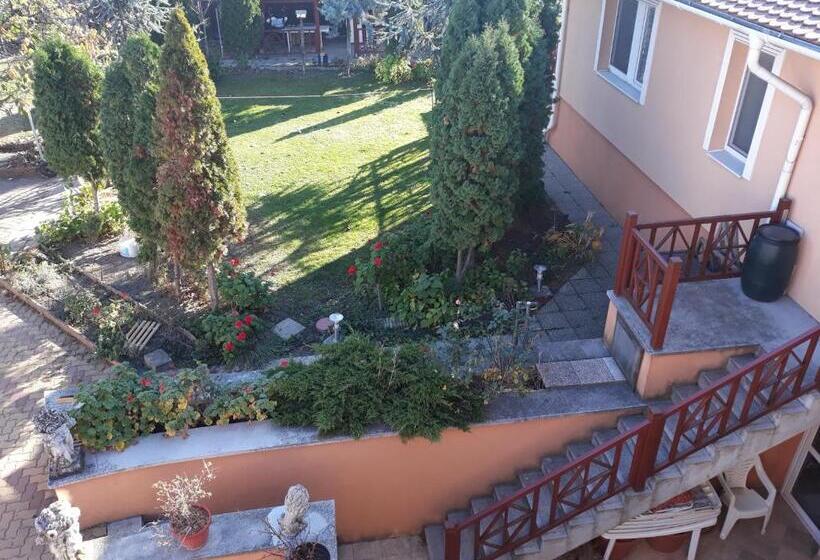 Пансион Kenézy Lux Apartman Vendégház