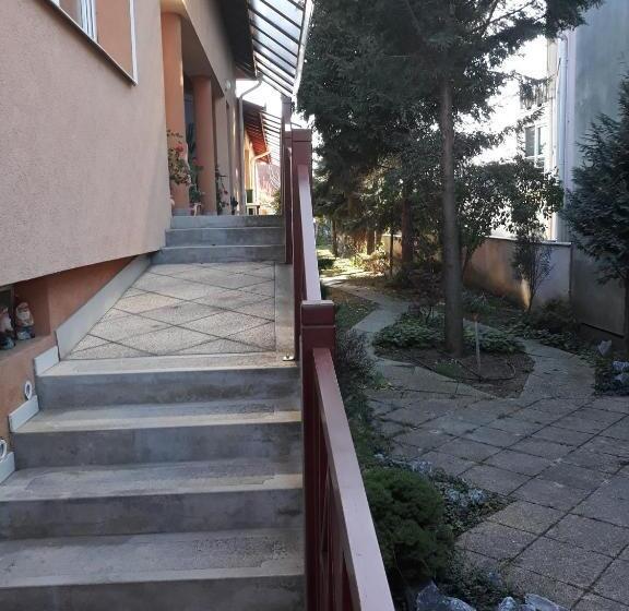 Пансион Kenézy Lux Apartman Vendégház