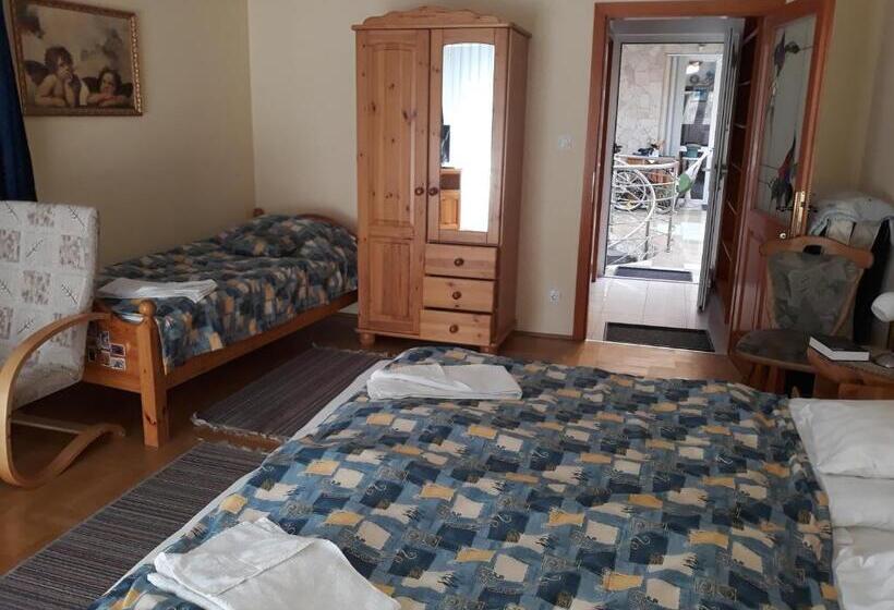 Пансион Kenézy Lux Apartman Vendégház