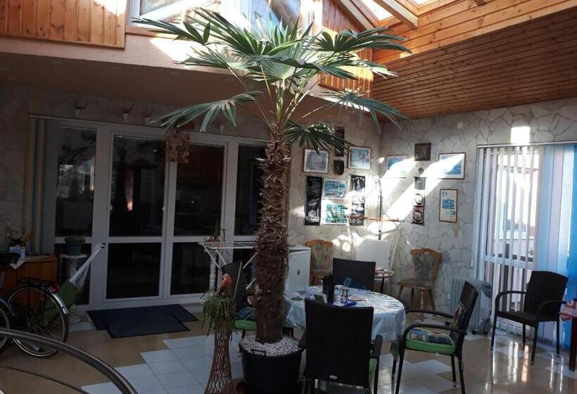 Пансион Kenézy Lux Apartman Vendégház