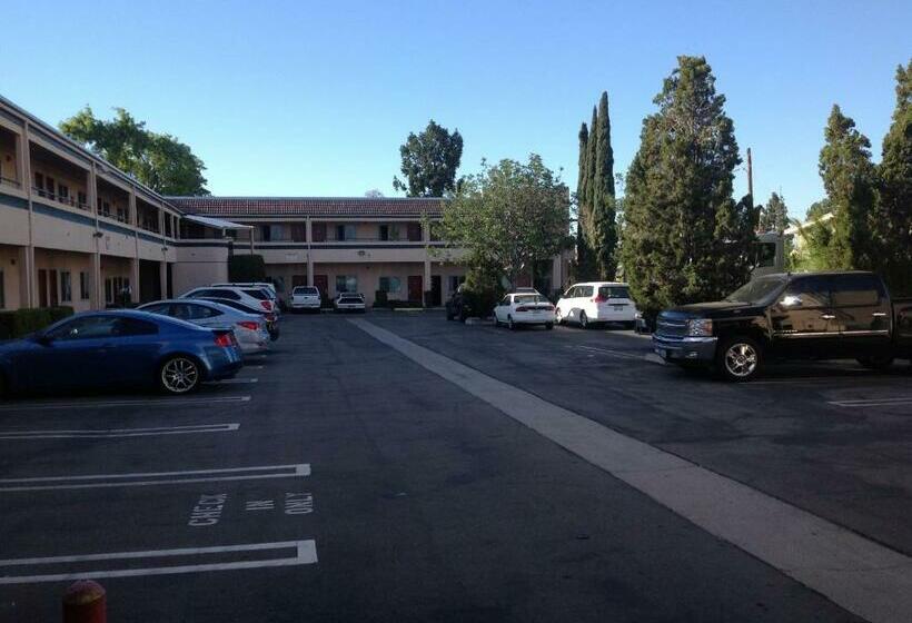 فندق على الطريق New Century Inn