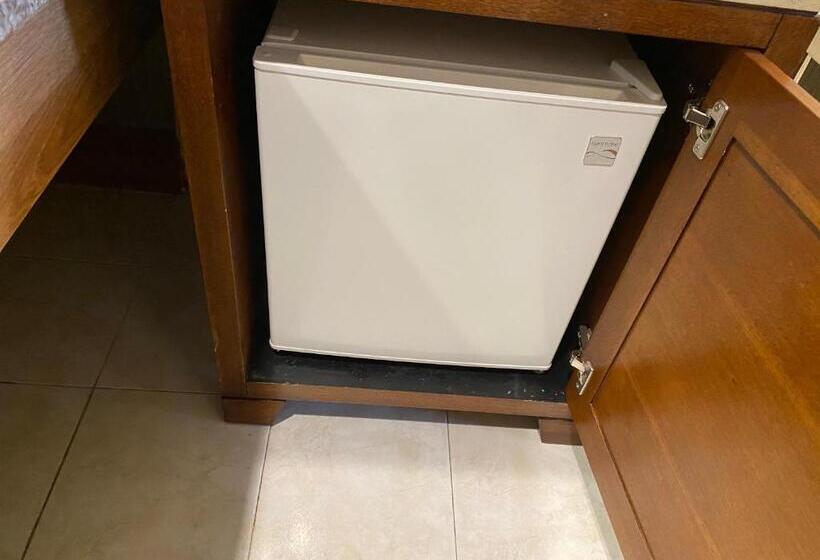 فندق على الطريق New Century Inn