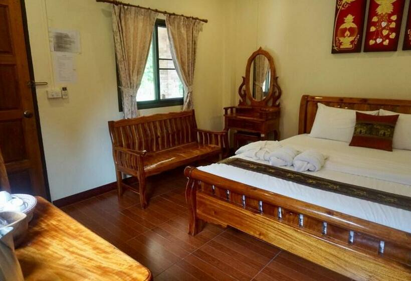 Ruean Phet Sawoei Resort