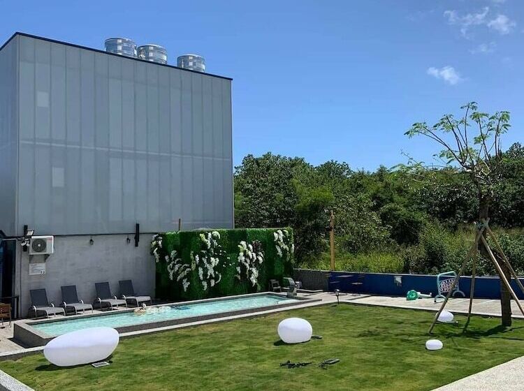 هتل Loju Seaview Homestay