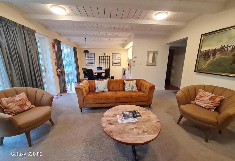 בית מלון כפרי Akaroa Village Inn