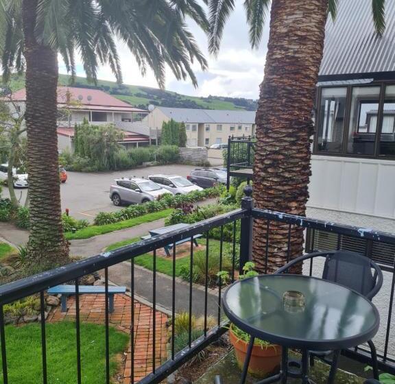 בית מלון כפרי Akaroa Village Inn