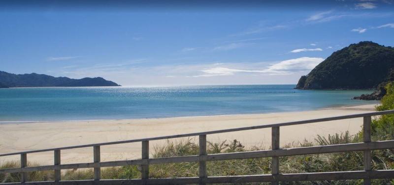 בית מלון כפרי Awaroa Lodge