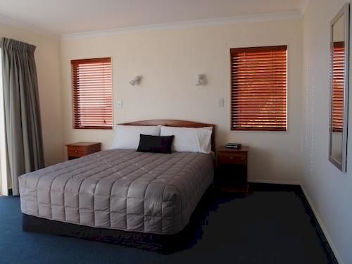 Отель Breakwater Apartments