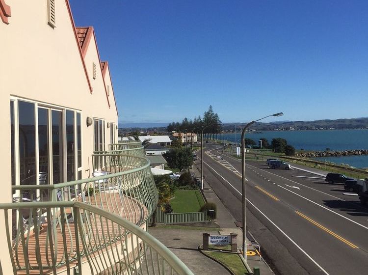 Отель Breakwater Apartments