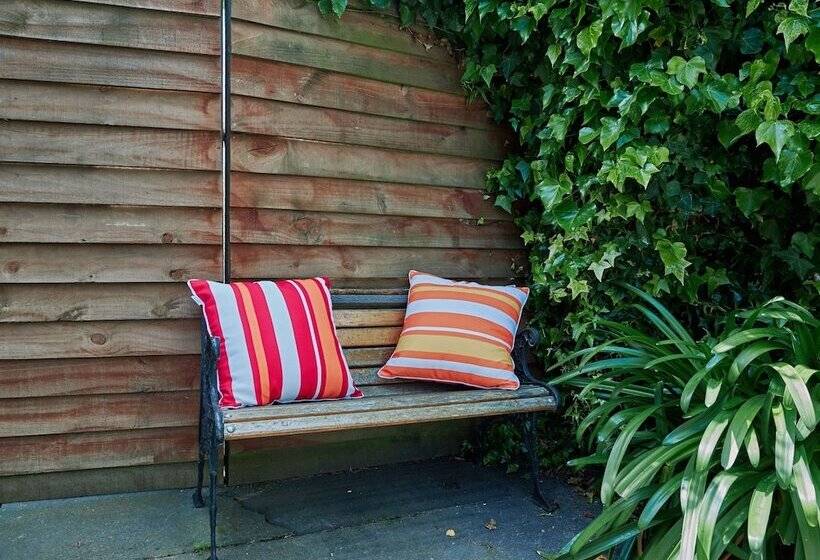 هتل Lemon Tree Lodge