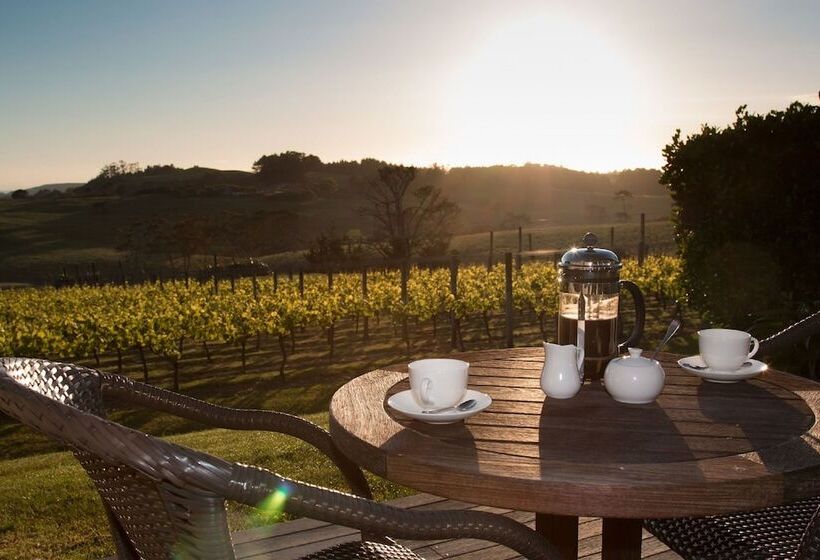 Отель Takatu Lodge And Vineyard