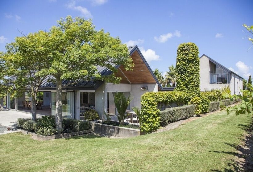 Отель Takatu Lodge And Vineyard