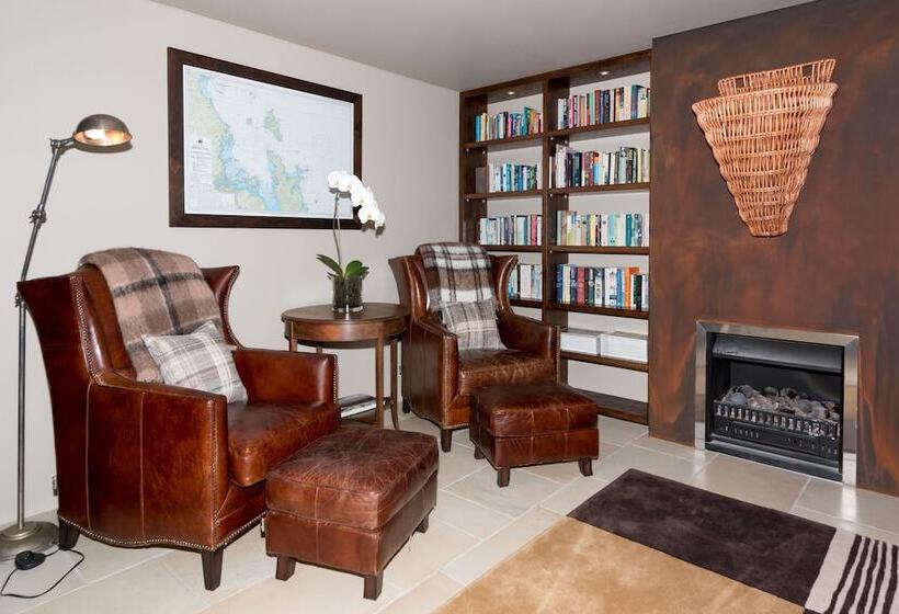 Отель Takatu Lodge And Vineyard