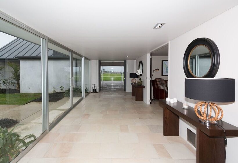 Отель Takatu Lodge And Vineyard