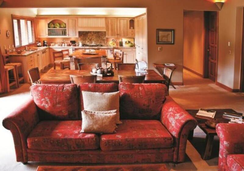 בית מלון כפרי Treetops Lodge & Estate