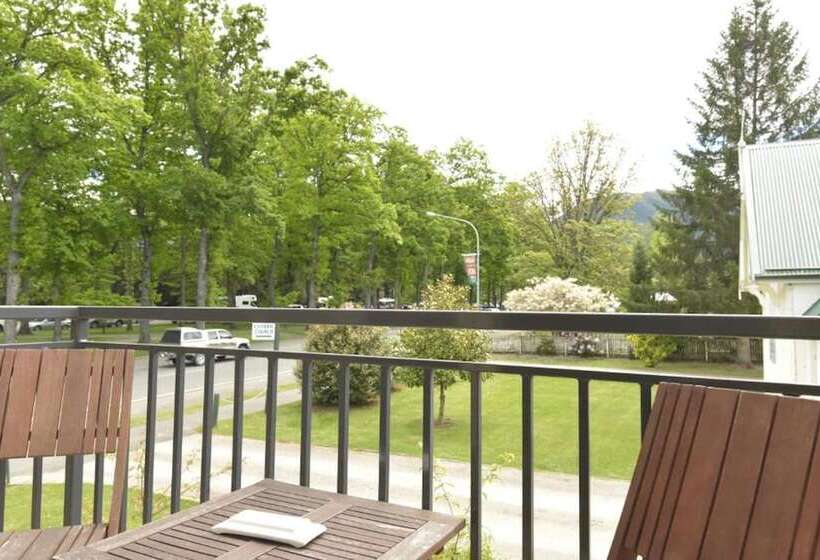 فندق Tussock Peak Lodge