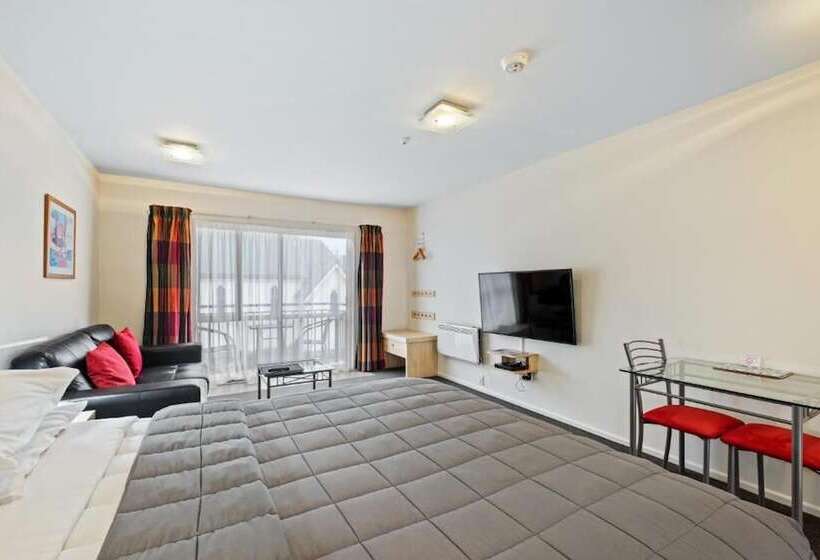 فندق Tussock Peak Lodge