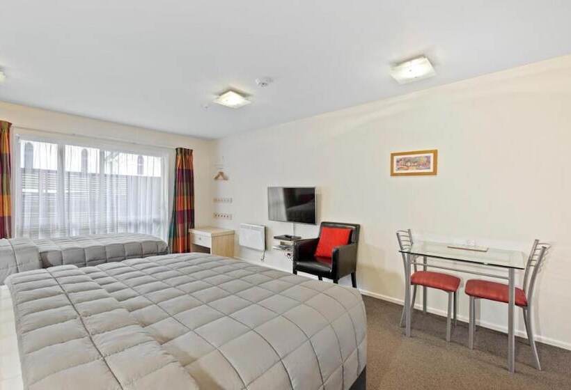 فندق Tussock Peak Lodge