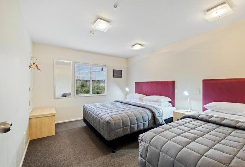 فندق Tussock Peak Lodge