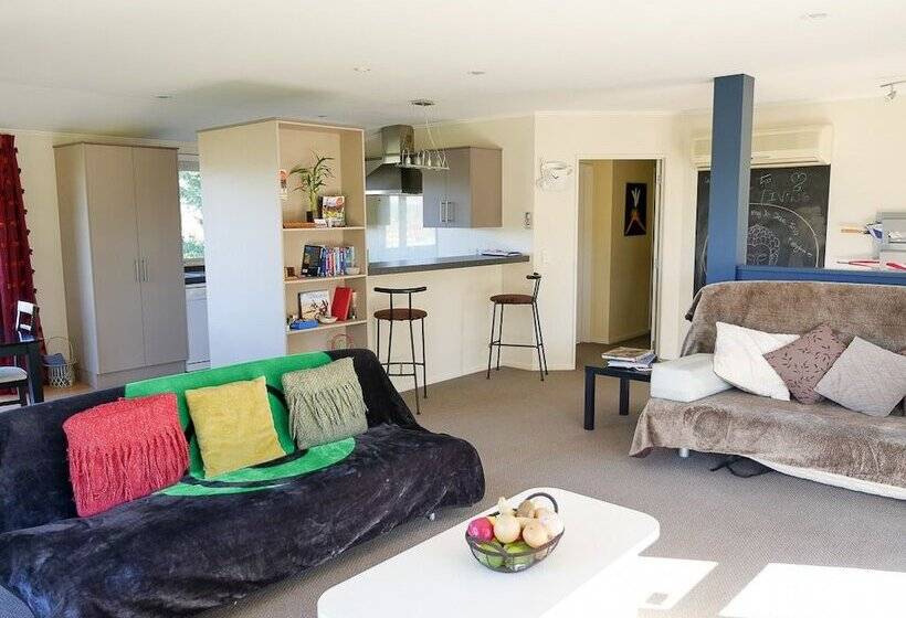 Отель Vibrant Living Retreat