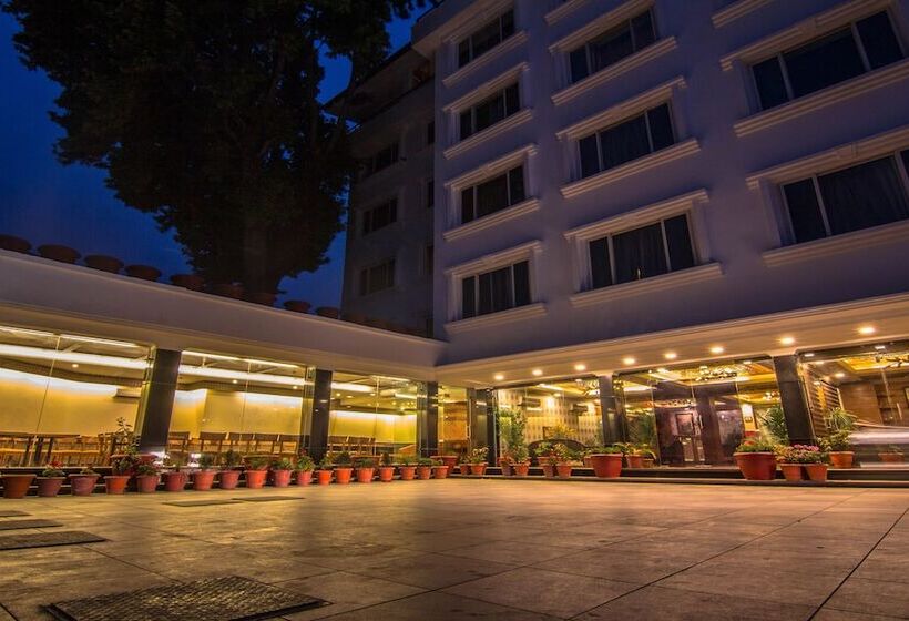 Отель Comrade Inn