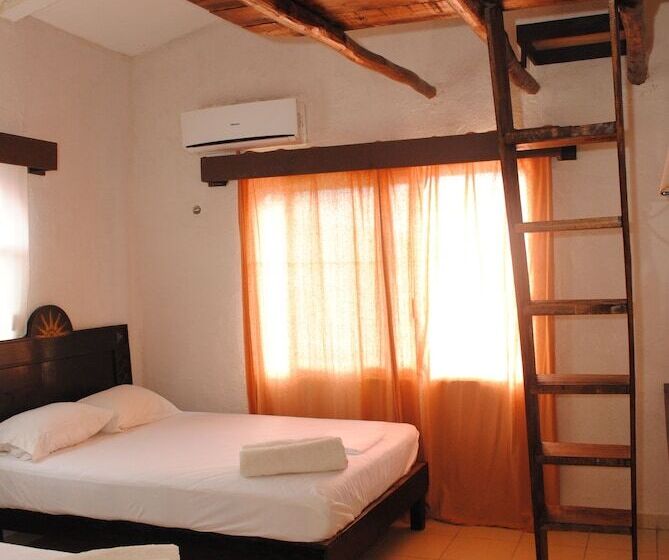 Отель Lobo Inn Hostel