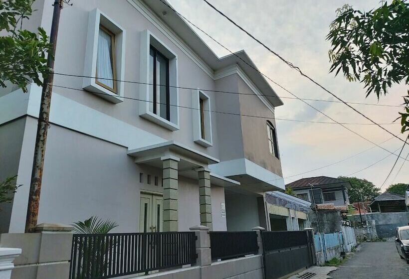 هاستل Zleepy Pondok Gramada