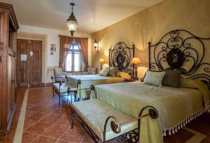 ホテル Centenario Los Arroyitos