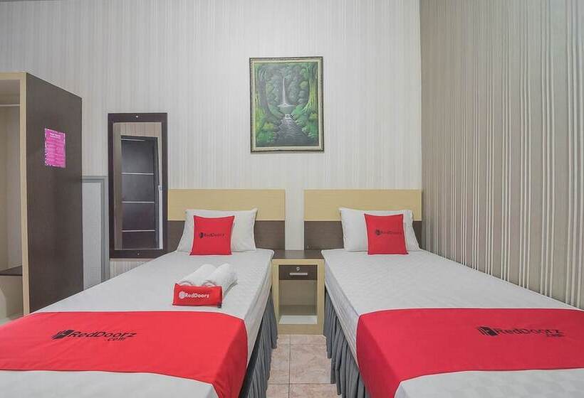 ホテル Reddoorz Syariah Near Taman Rozeline Penajam