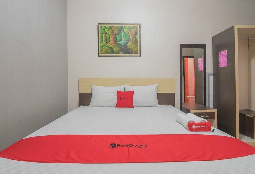 ホテル Reddoorz Syariah Near Taman Rozeline Penajam