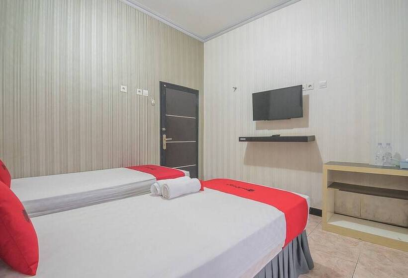 ホテル Reddoorz Syariah Near Taman Rozeline Penajam