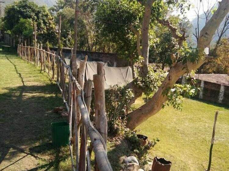 בית מלון כפרי Adb Rooms Adventure Guru Byasi