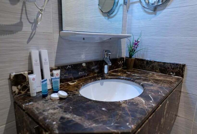 Отель Holiday Plus Al Nuzha