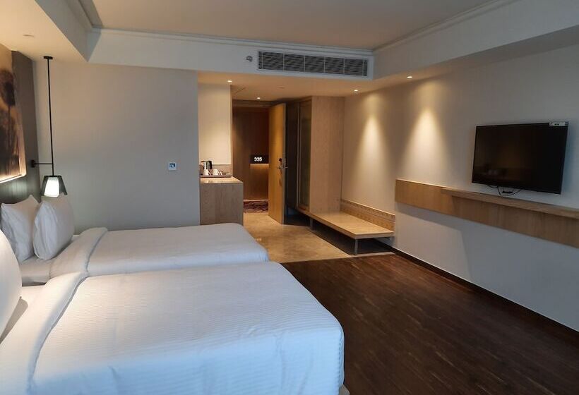 酒店 The Gaurs Sarovar Premiere