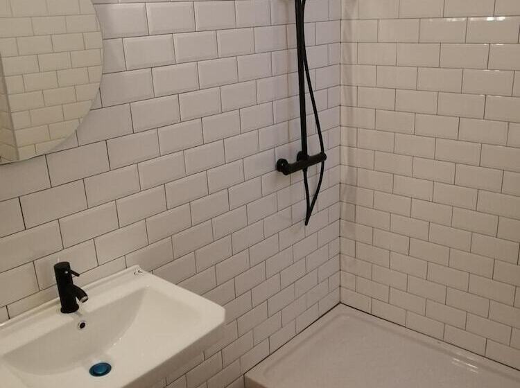 Alcaravaneras Hostel