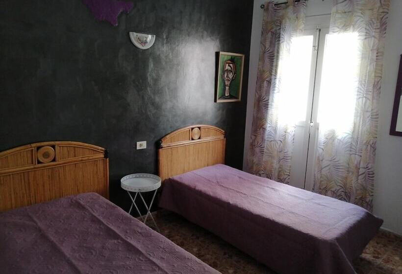 Alcaravaneras Hostel