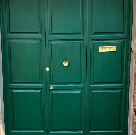 تختخواب و صبحانه We Love Tower Self Check In