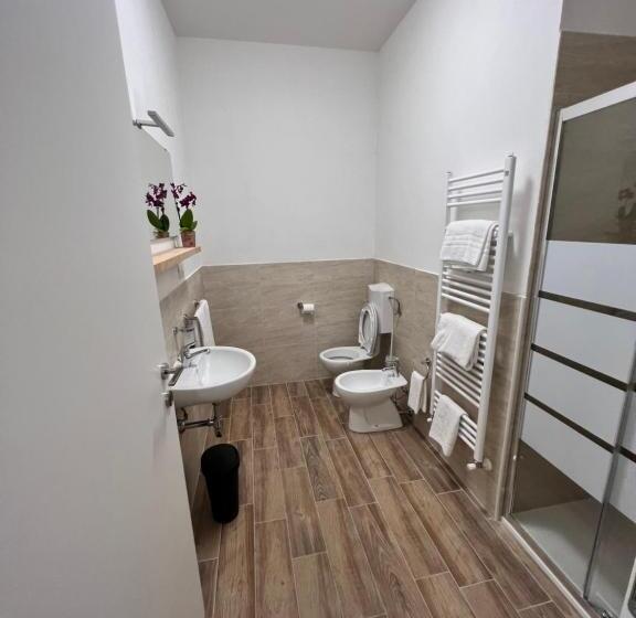 تختخواب و صبحانه We Love Tower Self Check In