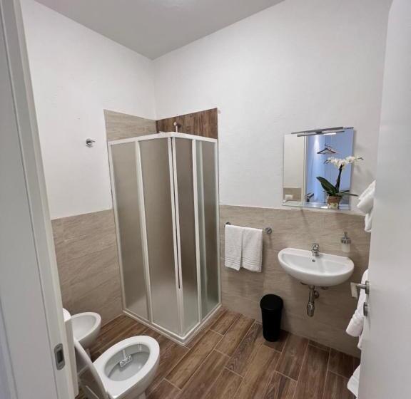 تختخواب و صبحانه We Love Tower Self Check In