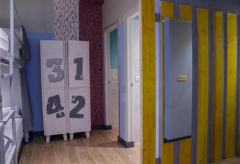 Room00 Valencia Hostel