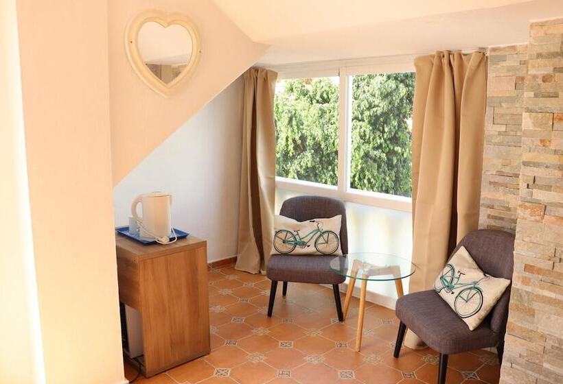 Hostal La Paloma I   Hotel Calpe Grupo