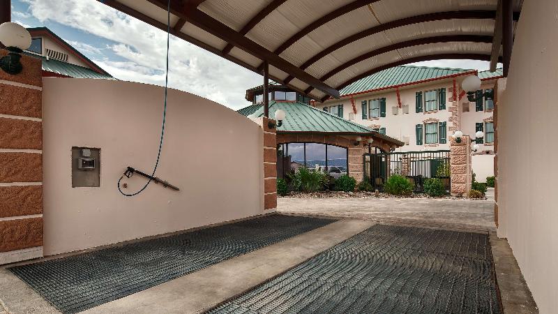 Best Western Plus Swiss Chalet Hotel & Suites