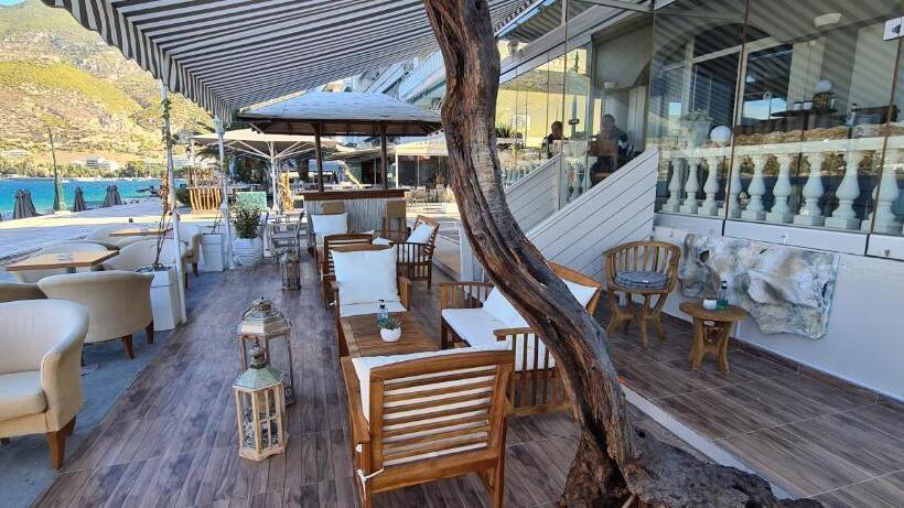 Отель Mantas Seaside Boutique