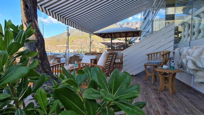 Отель Mantas Seaside Boutique