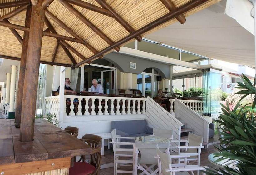 Отель Mantas Seaside Boutique