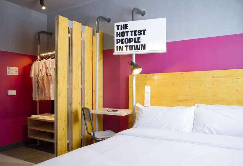 Room00 Valencia Hostel